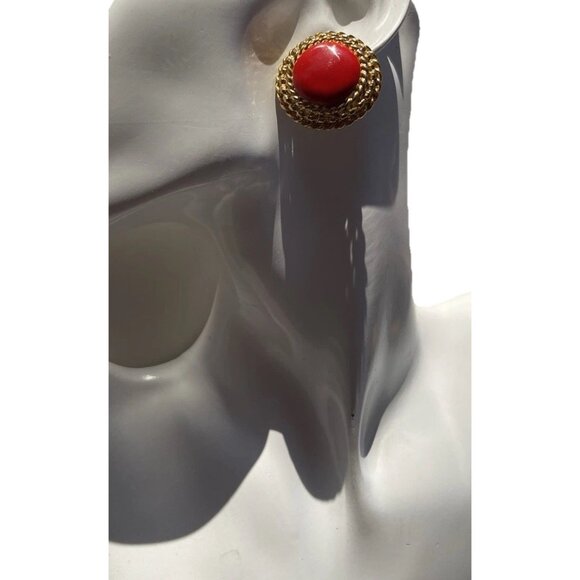 Vintage Round Textured Gold Tone Red Cabochons Shape Clip-on Earrings 1980s - Picture 2 of 11